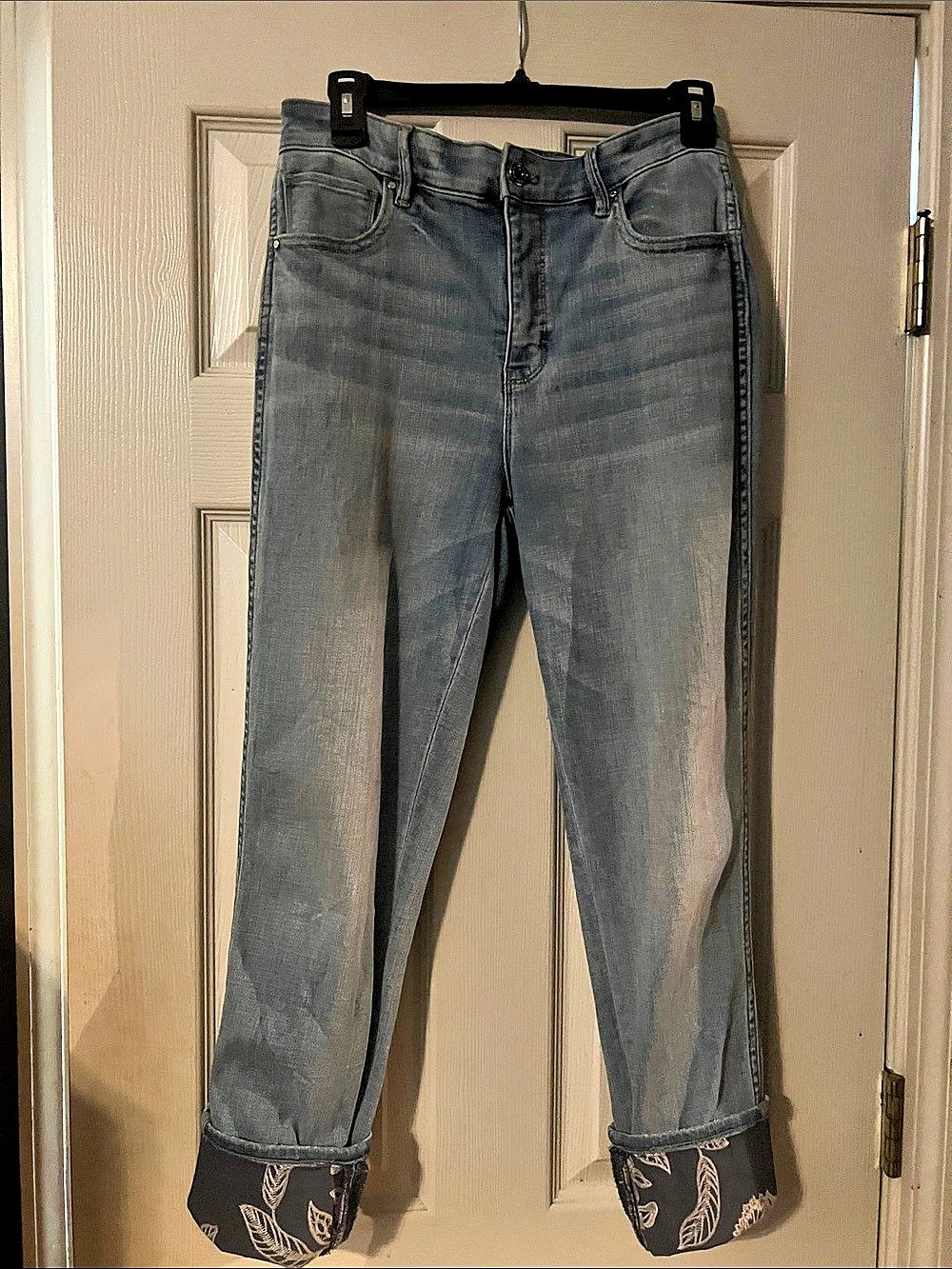 White House Black Market Embroidered Floral Cuff Slim Crop Jeans .Blue and Cream - Picture 1 of 10